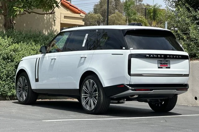 New 2026 Fuji White Land Rover SE image 3