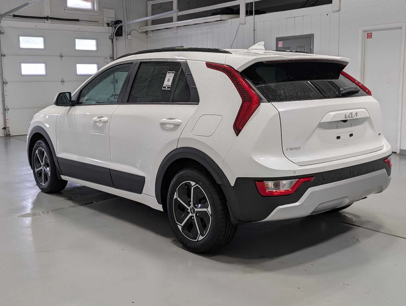 Used 2024 Snow White Pearl Kia EX image 10