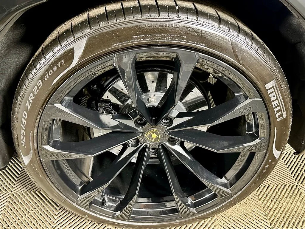 Used 2024 Black Lamborghini S image 31