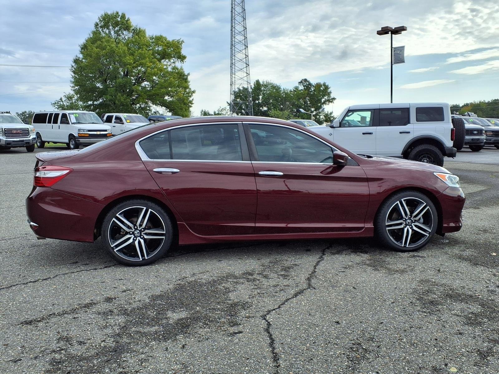 Used 2017 Basque Red Pearl II Honda Sport image 11