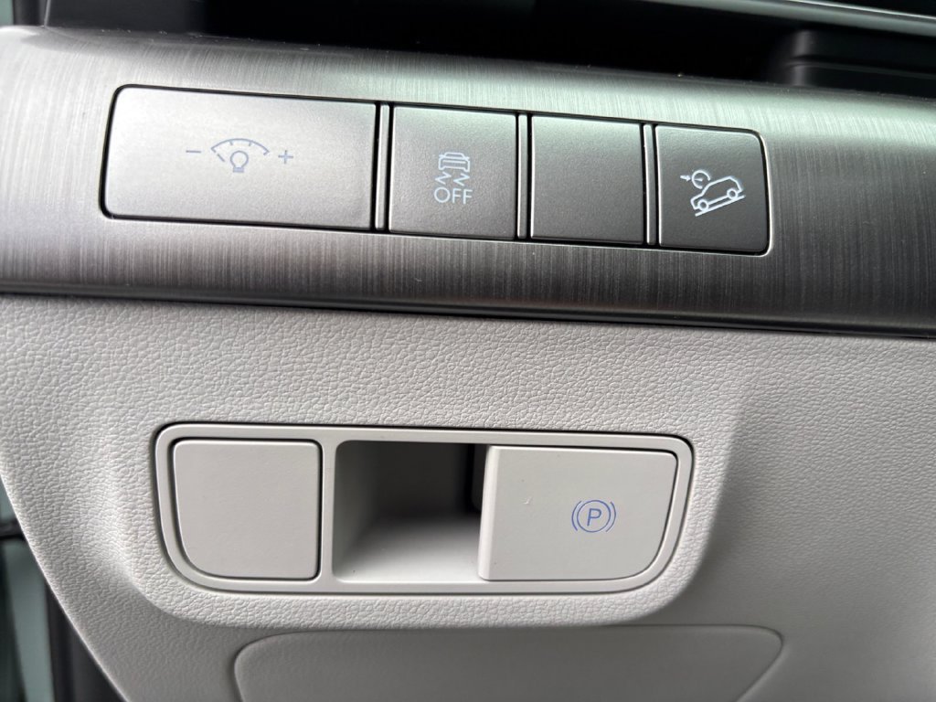 Used 2025 Green Hyundai SEL Convenience image 34
