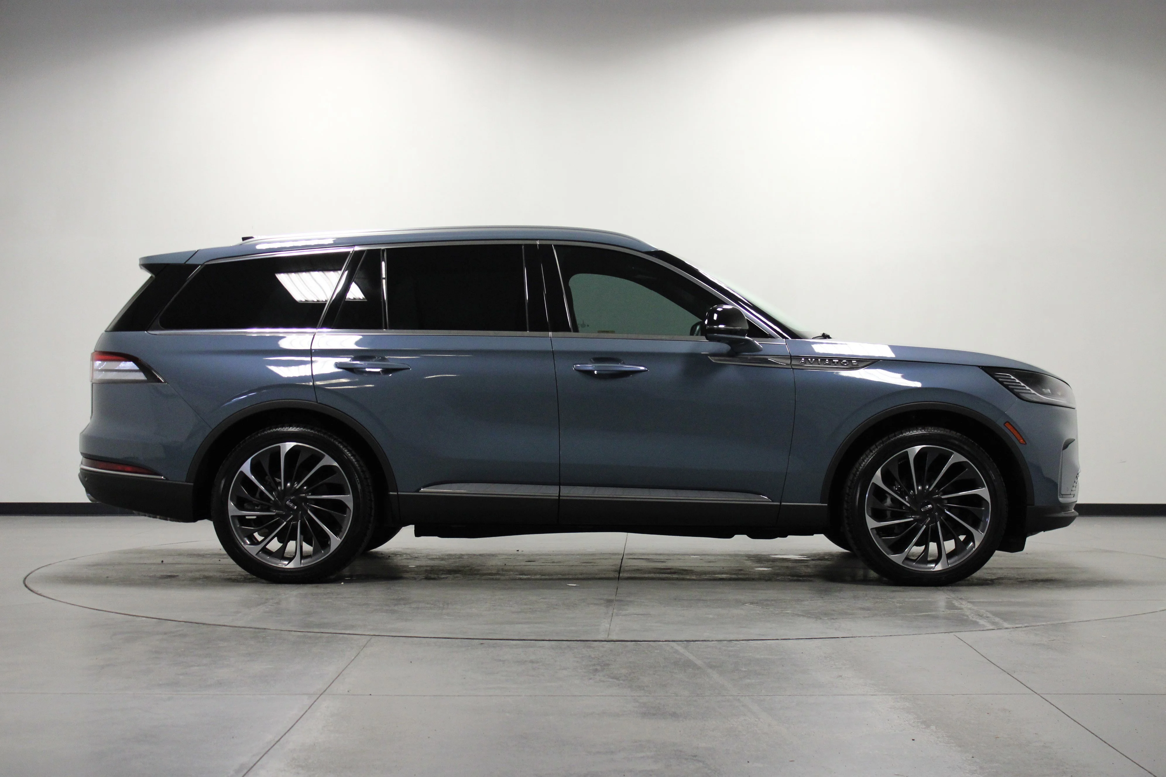 Used 2025 Whisper Blue Metallic Clearcoat Lincoln Reserve image 3