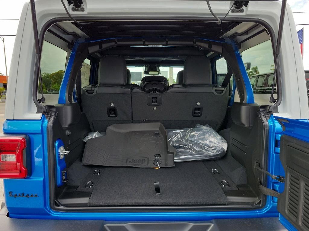 New 2026 Hydro Blue Pearl-Coat Exterior Paint Jeep Sahara image 10