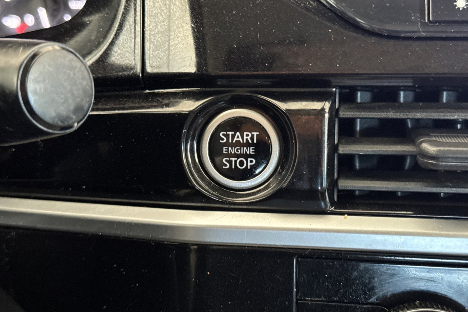 Used 2022 WHITE Nissan SL image 23