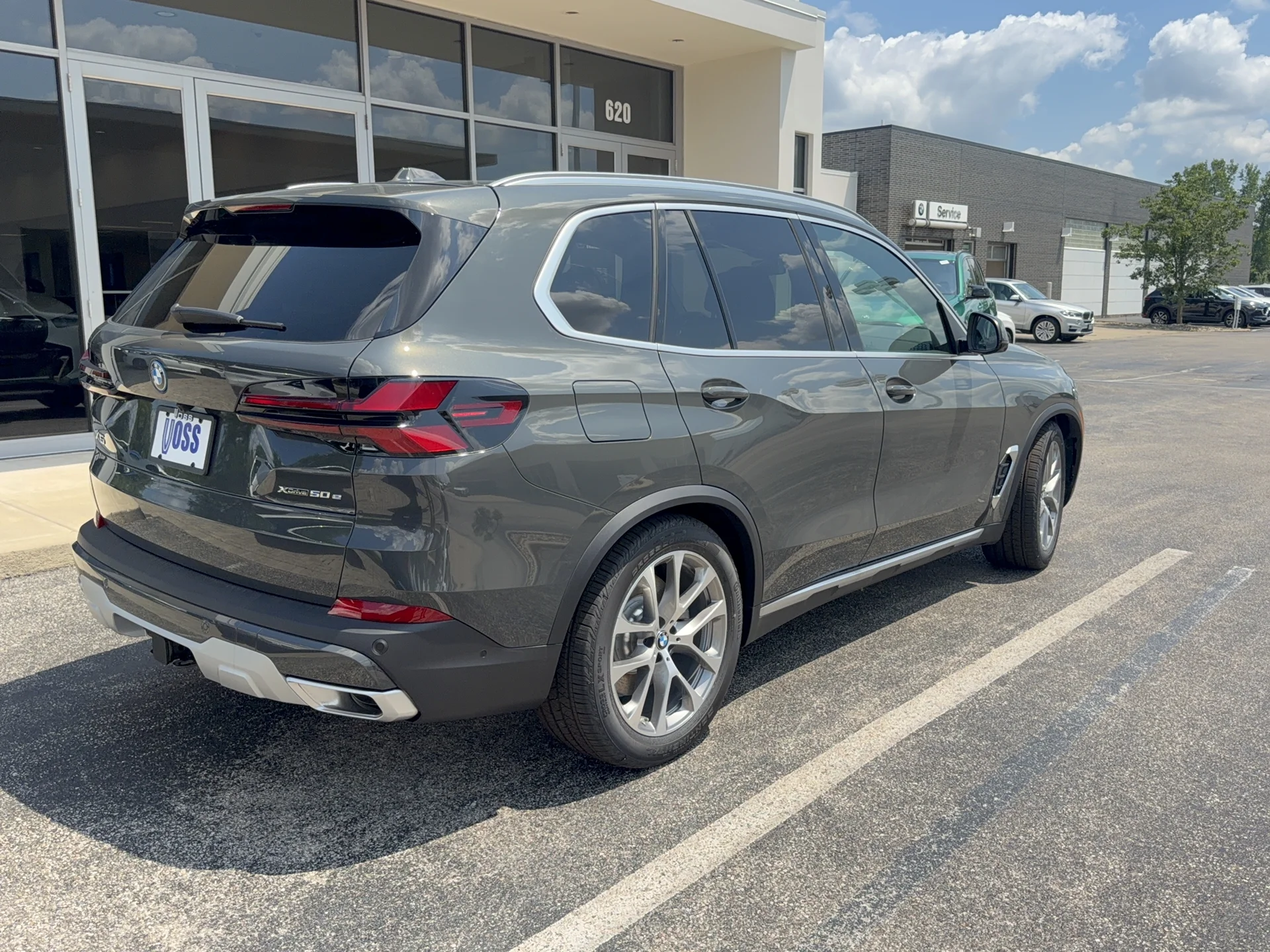 New 2026 Dravit Grey Metallic BMW xDrive50e image 3