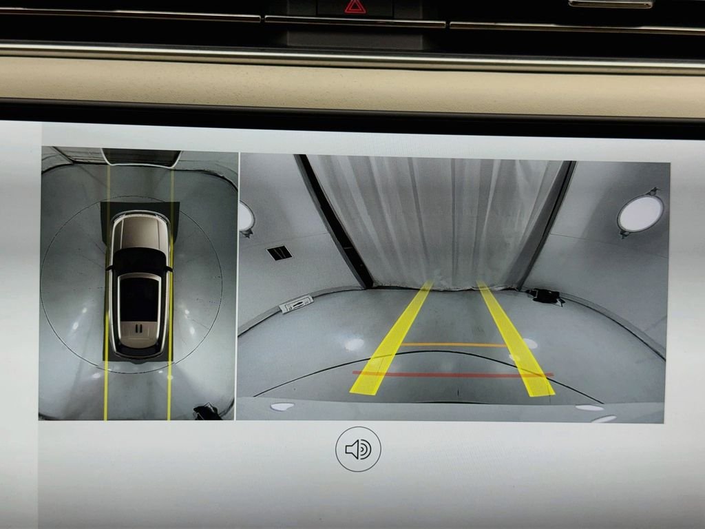 Certified Used 2025 Fuji White Land Rover SE image 14