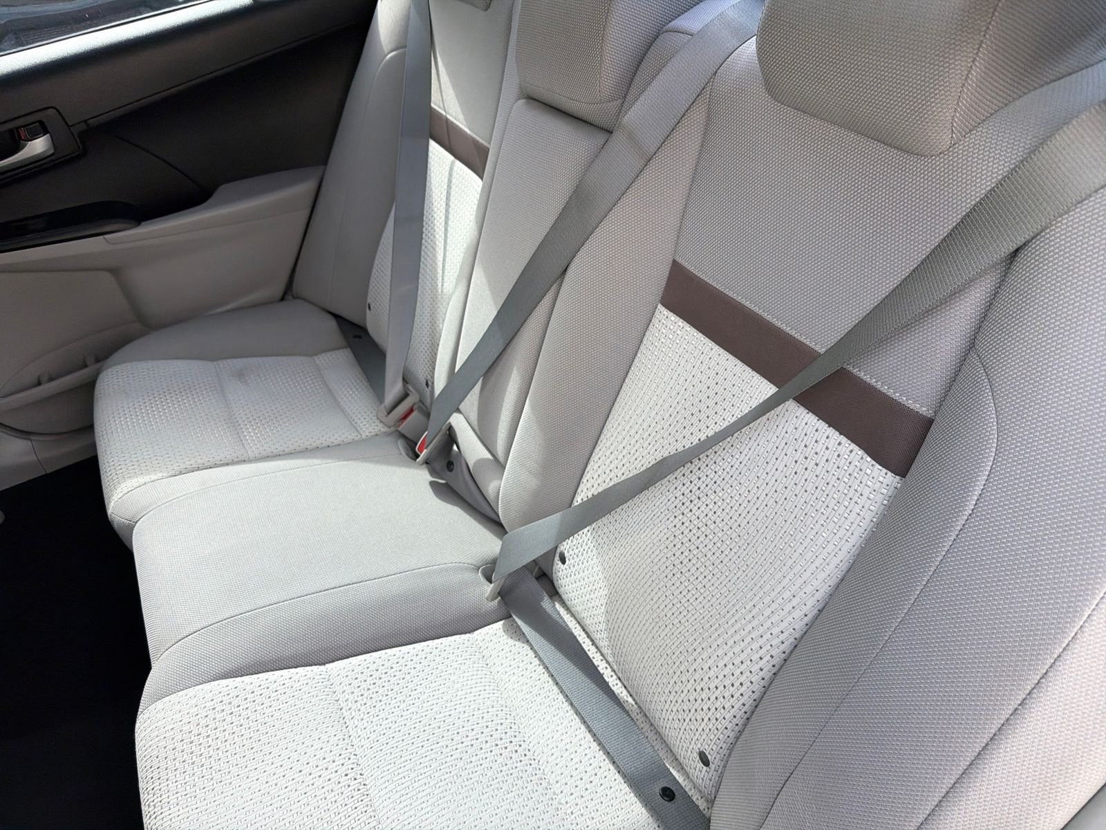 Used 2014 Silver Toyota LE image 30