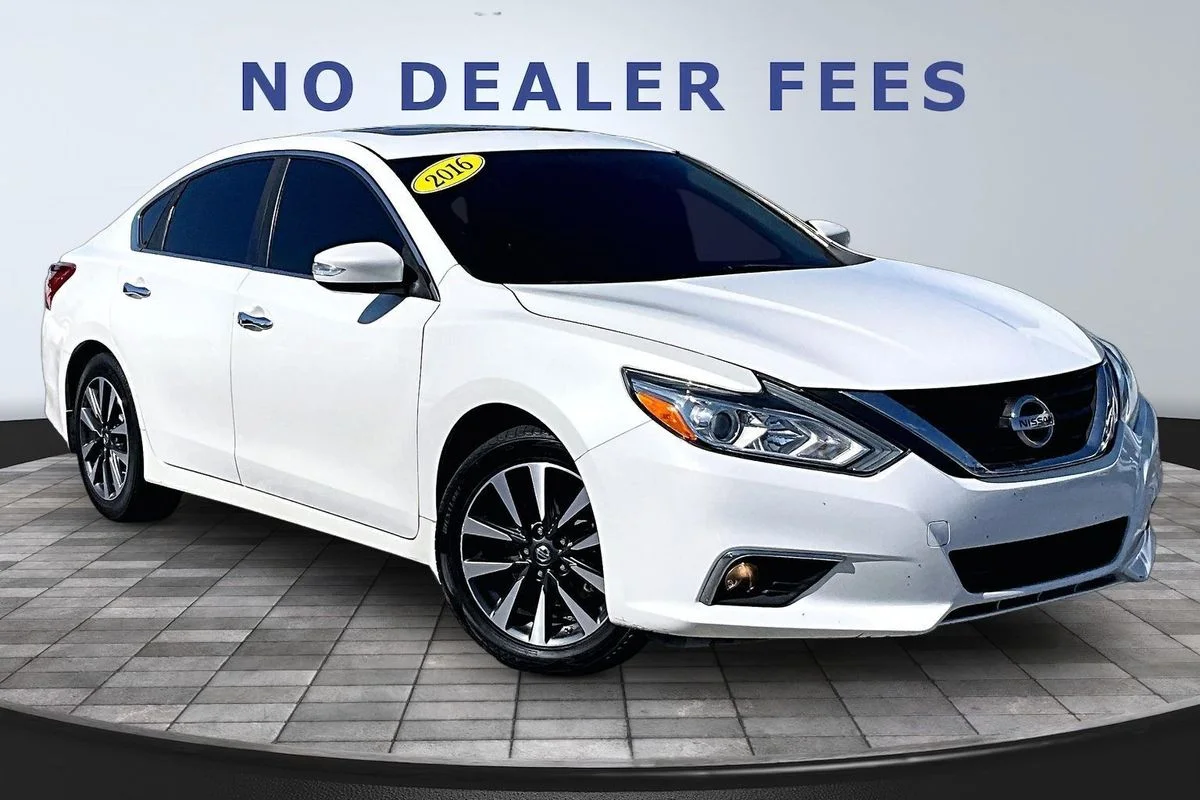 Used 2016 White Nissan 2.5 SV image 3