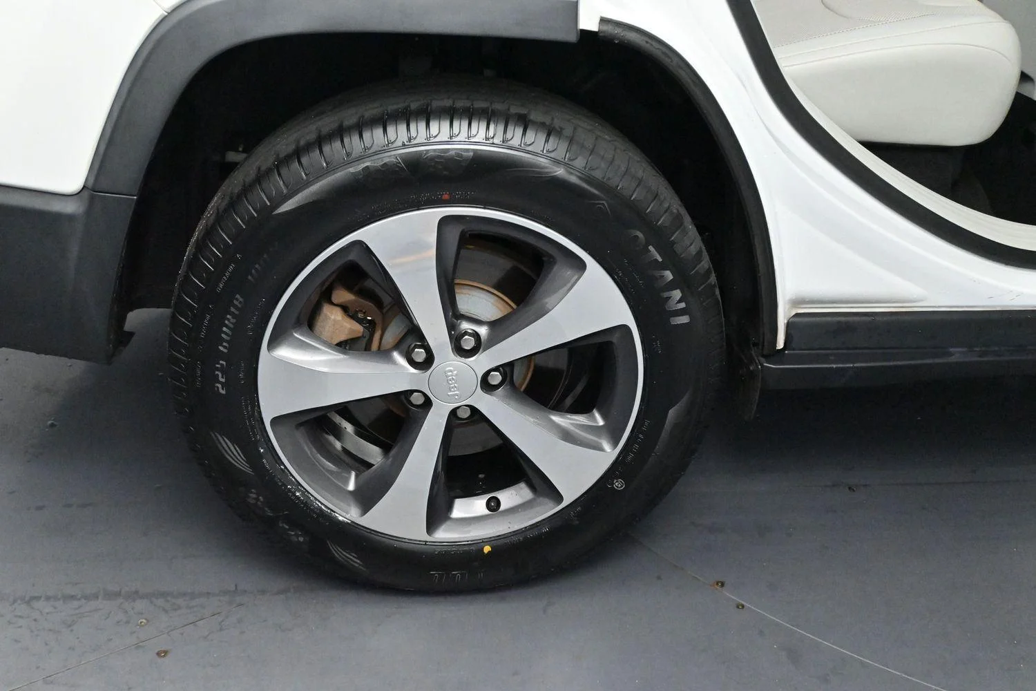 Used 2019 Bright White Clearcoat Jeep Limited image 32