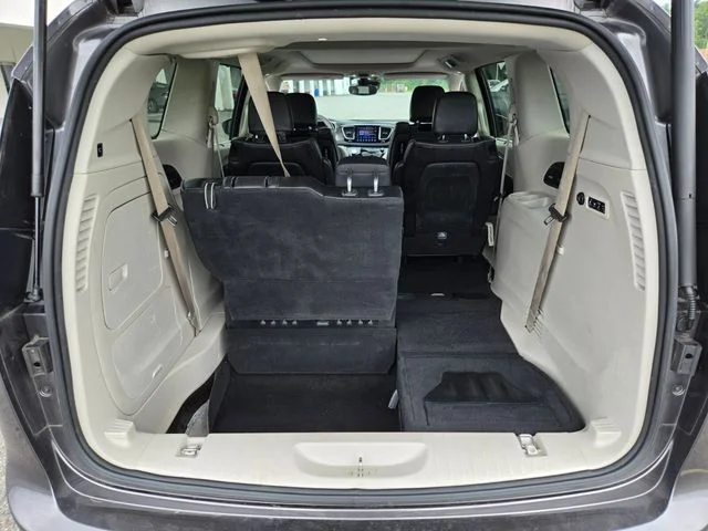 Used 2017 Gray Chrysler Limited image 17