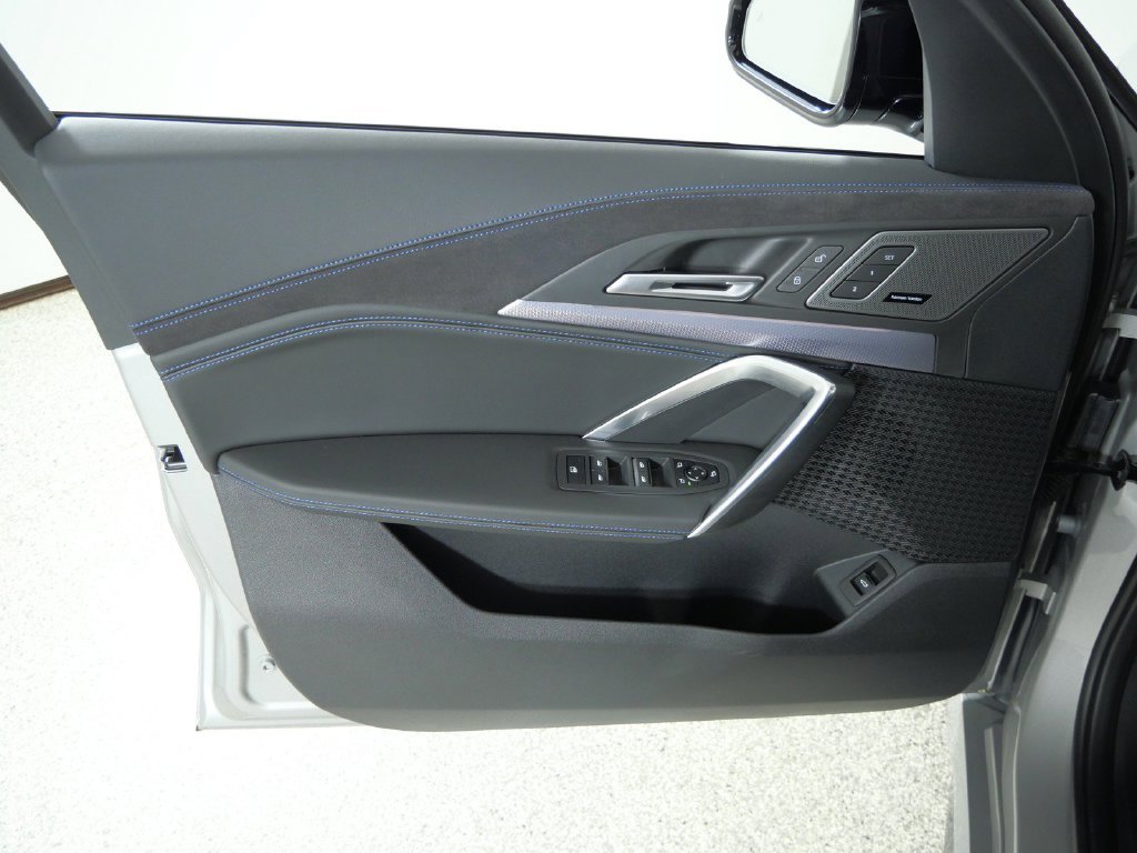 New 2027 Space Silver Metallic BMW M35i image 31