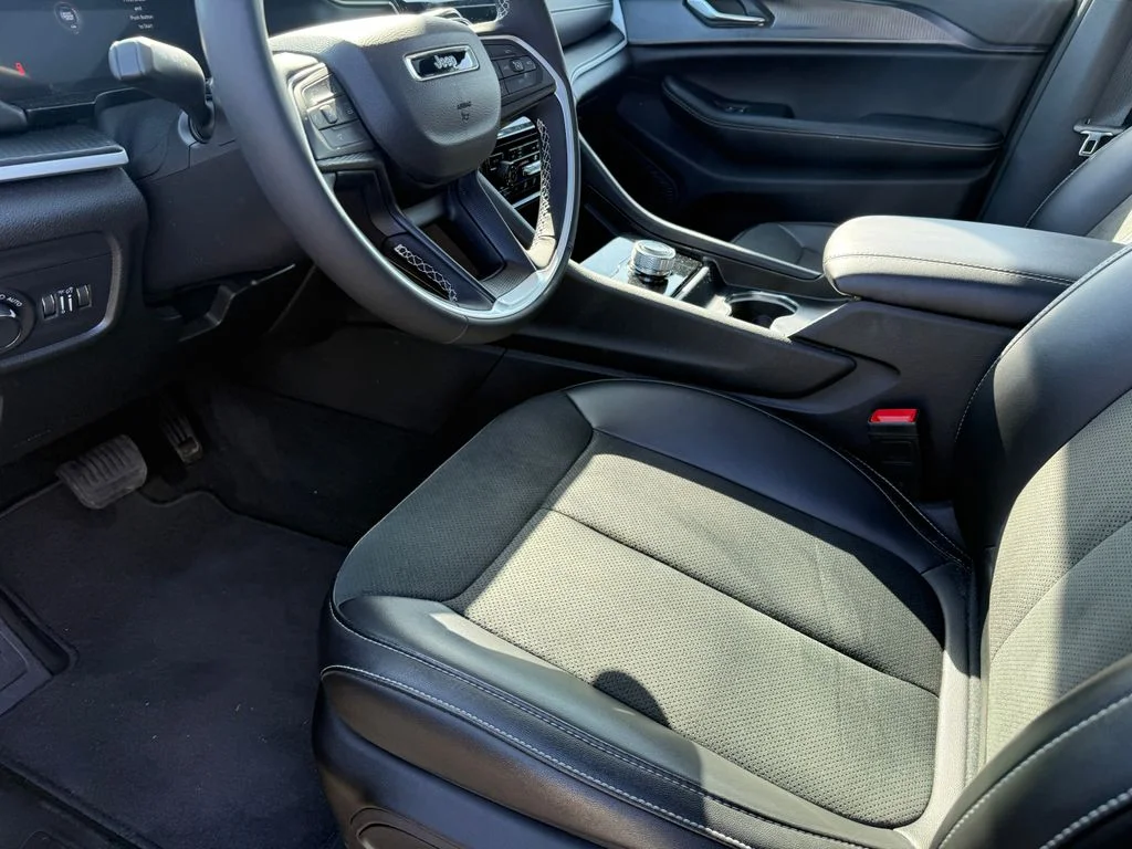 Used 2025 Red Jeep Altitude X image 10