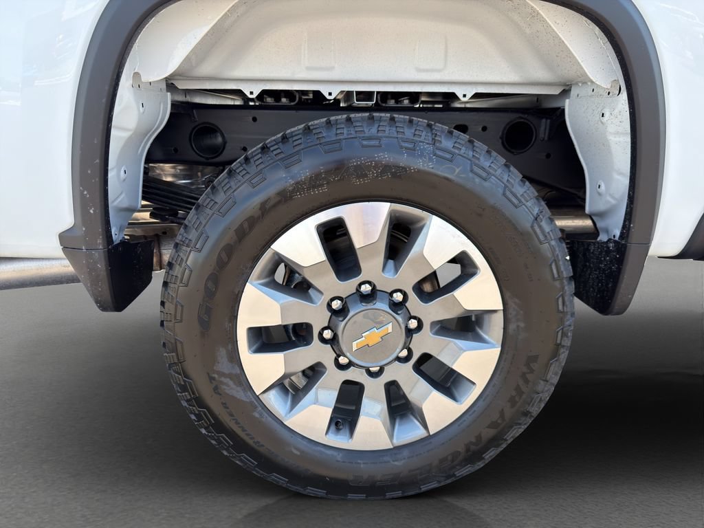 New 2026 Summit White Chevrolet Custom image 29
