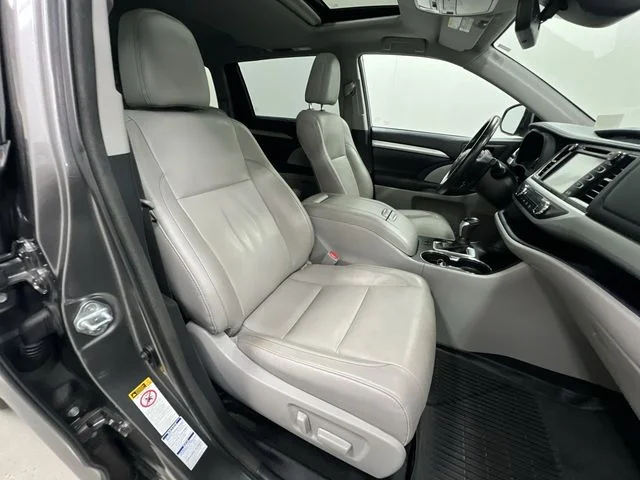 Used 2018 Gray Toyota XLE image 29