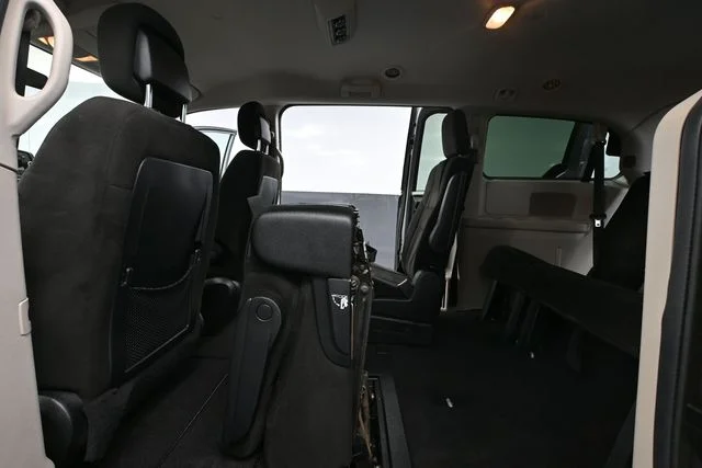 Used 2013 Silver Dodge SXT image 35