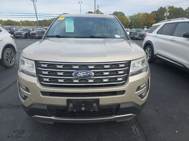 Used 2017 White Gold Metallic Ford XLT image 2