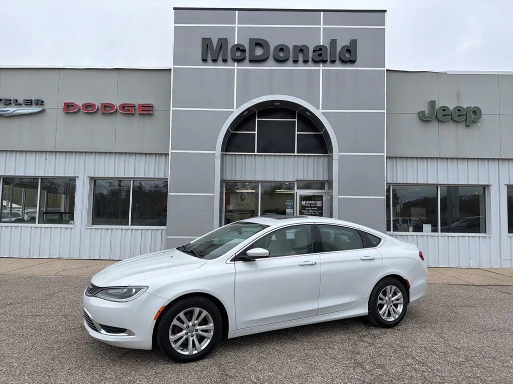 2015 Chrysler 200 Limited's photo