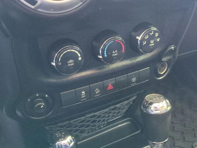 Used 2018 White Jeep Unlimited Sahara image 36