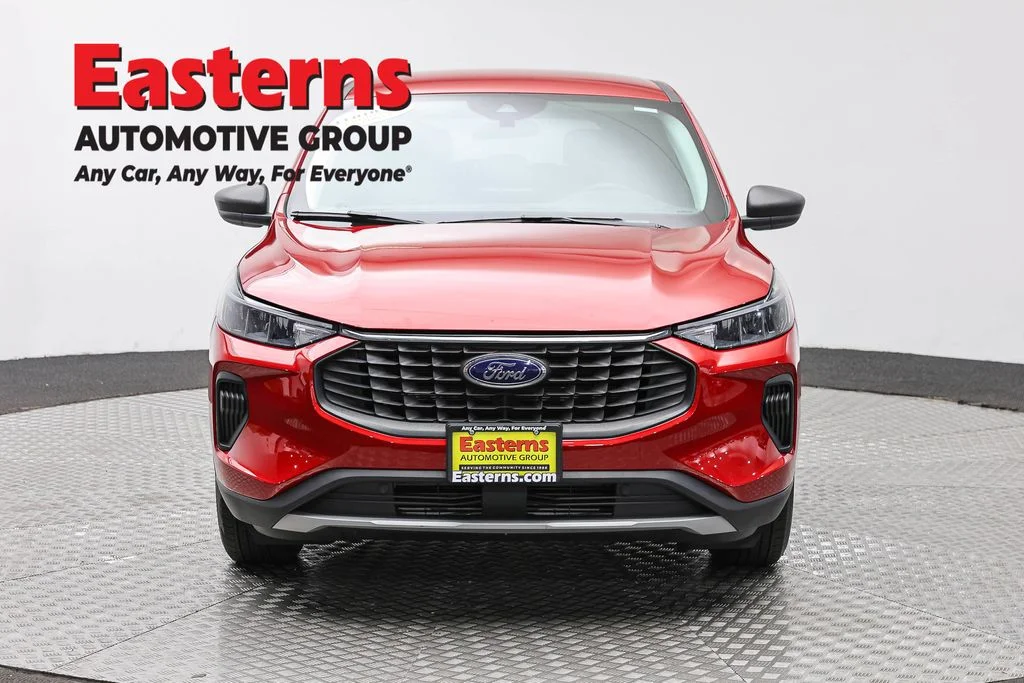 Used 2023 Red Ford Active image 2