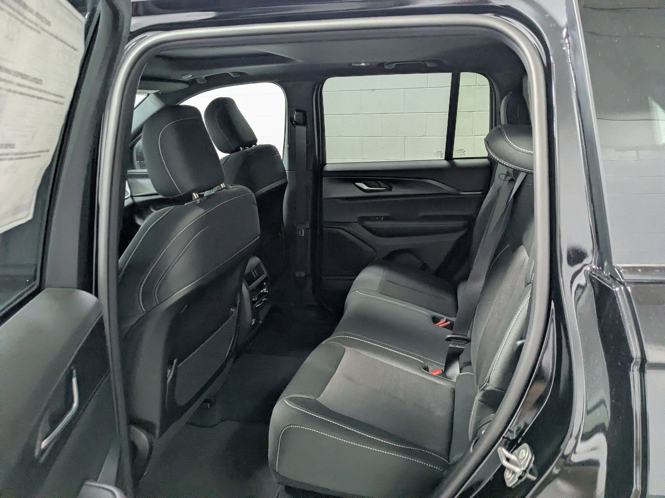 New 2025 Diamond Black Crystal Pearl-Coat Exterior Paint Jeep Laredo X image 16