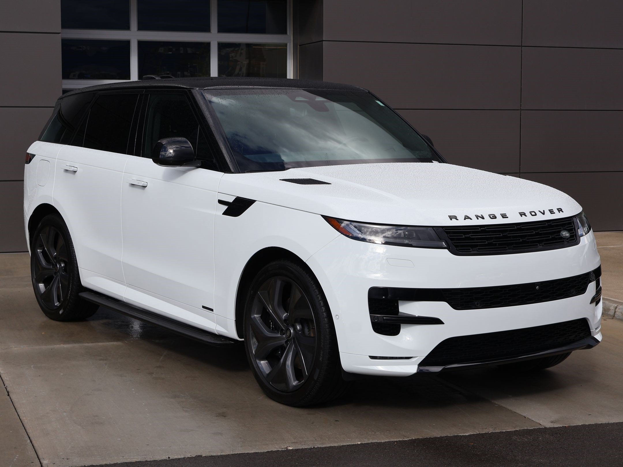 Certified Used 2025 Fuji White Land Rover Autobiography image 3