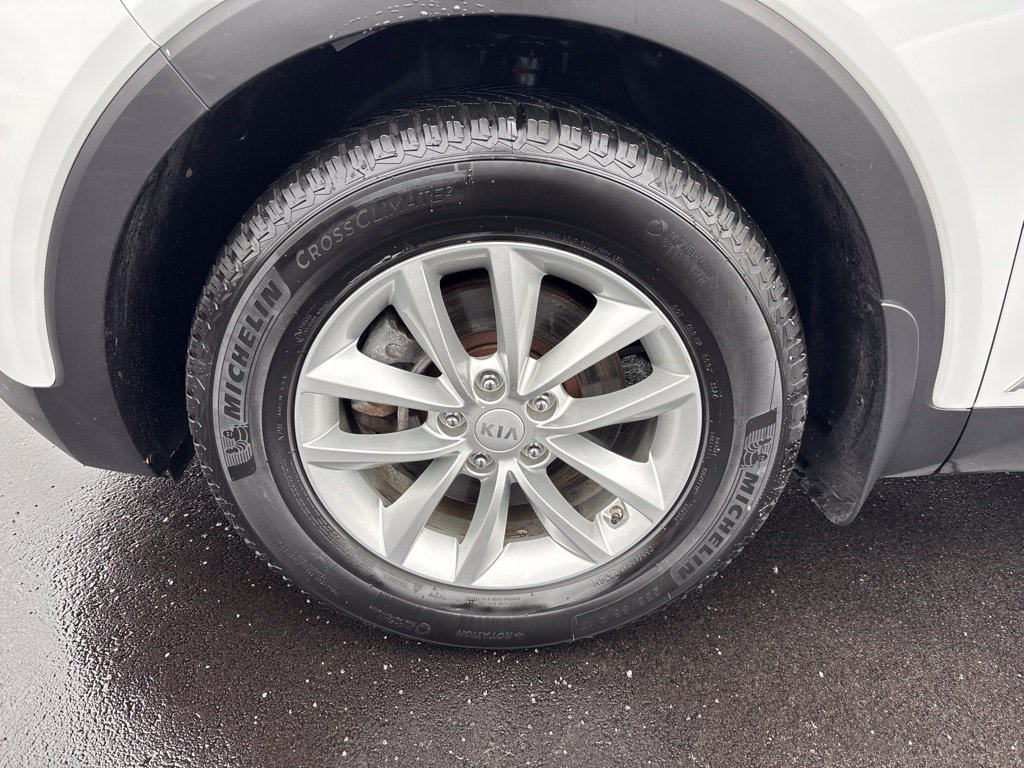 Used 2018 White Kia LX image 10