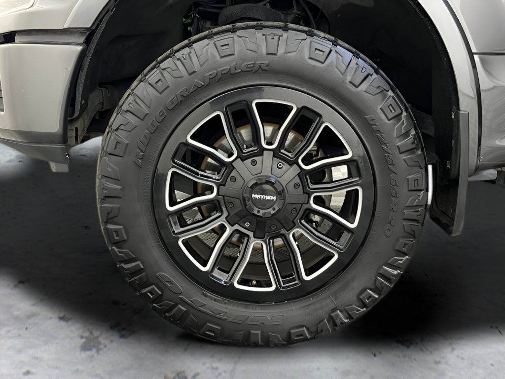 Used 2020 Magnetic Metallic Ford Lariat image 19