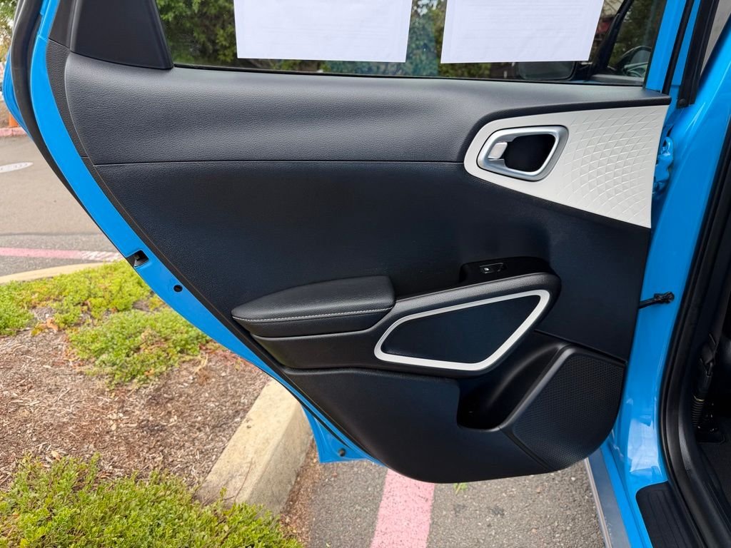 Used 2023 Surf Blue w/Black Roof Kia GT-Line image 28