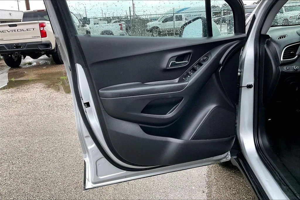 Used 2022 Silver Chevrolet LS image 17