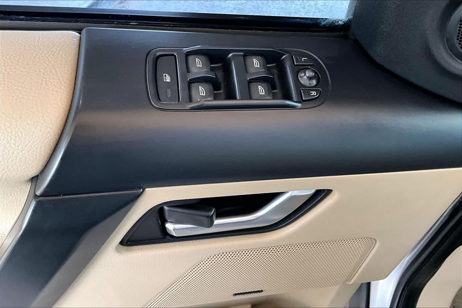 Used 2014 Indus Silver Land Rover  image 34