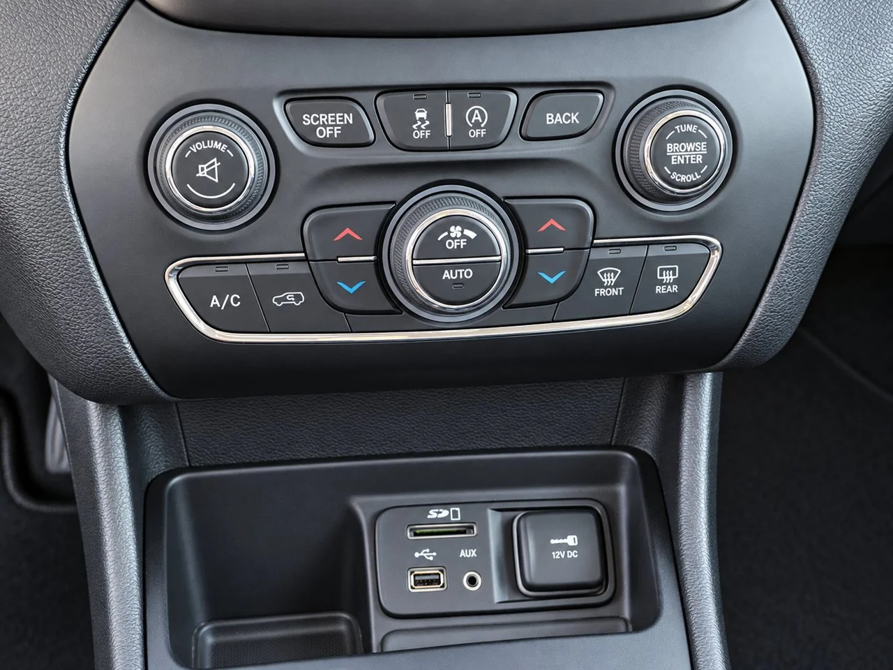 Used 2016 Bright White Jeep Latitude FWD image 18