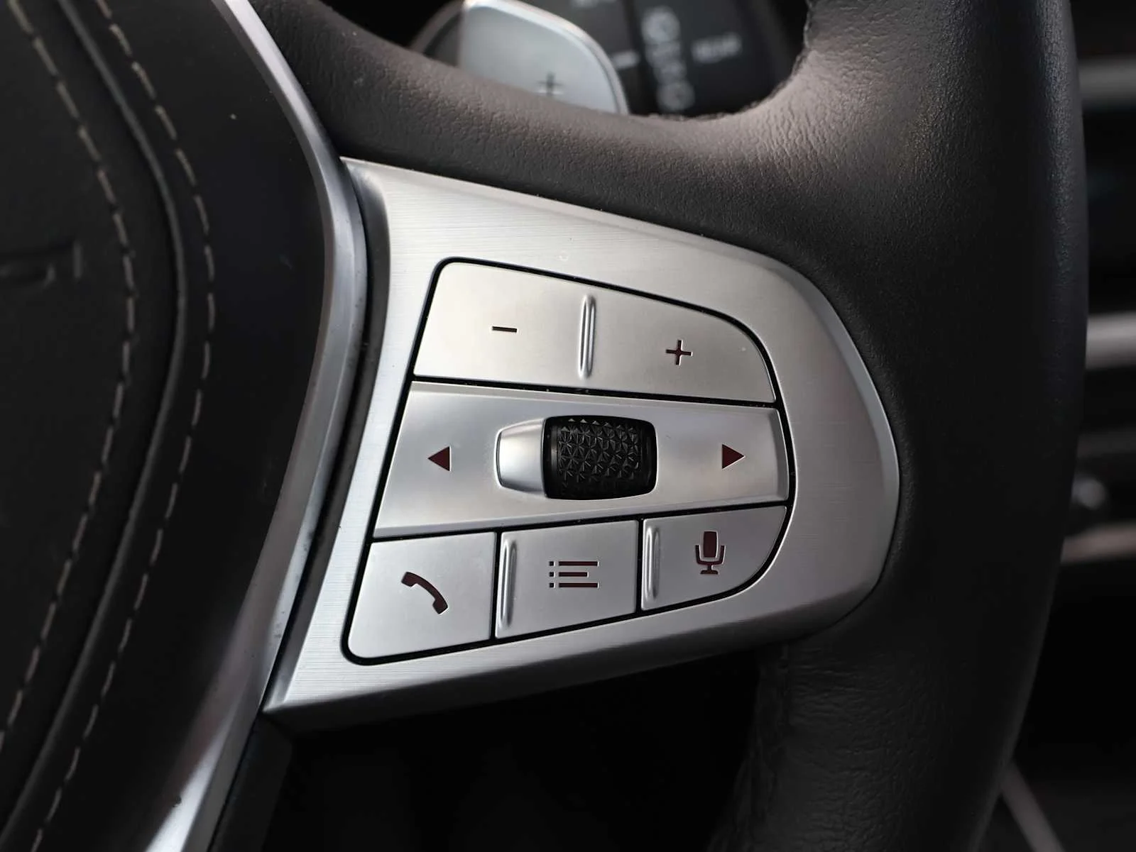 Used 2026 Skyscraper Grey Metallic BMW xDrive40i image 22