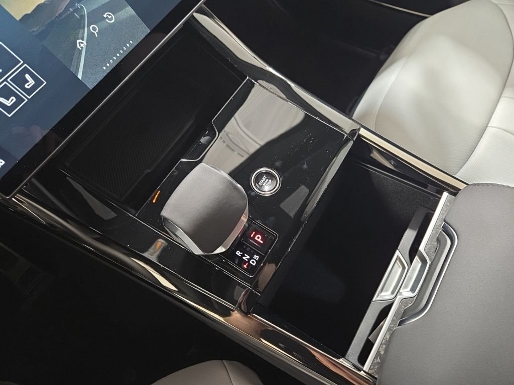 New 2026 Carpathian Grey Land Rover Dynamic SE image 13