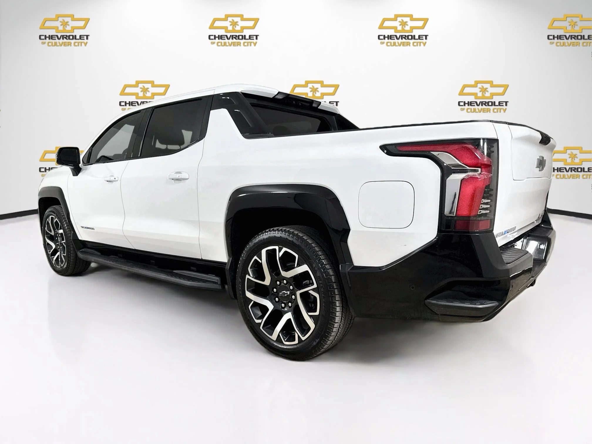 Used 2025 Summit White Chevrolet RST - Extended Range image 6