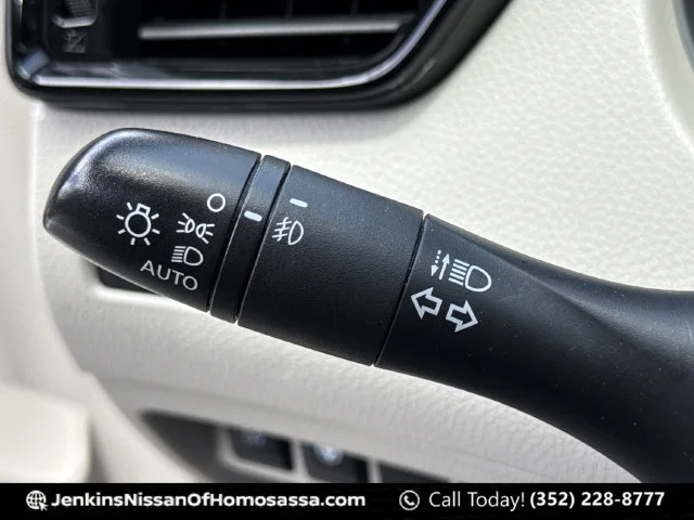 Used 2021 Silver Nissan SL image 43
