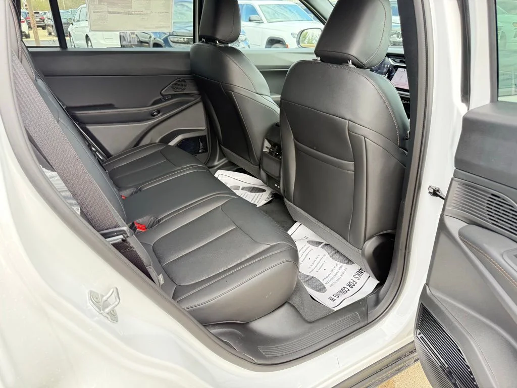New 2026 Bright White Clear-Coat Exterior Paint Jeep Limited image 25