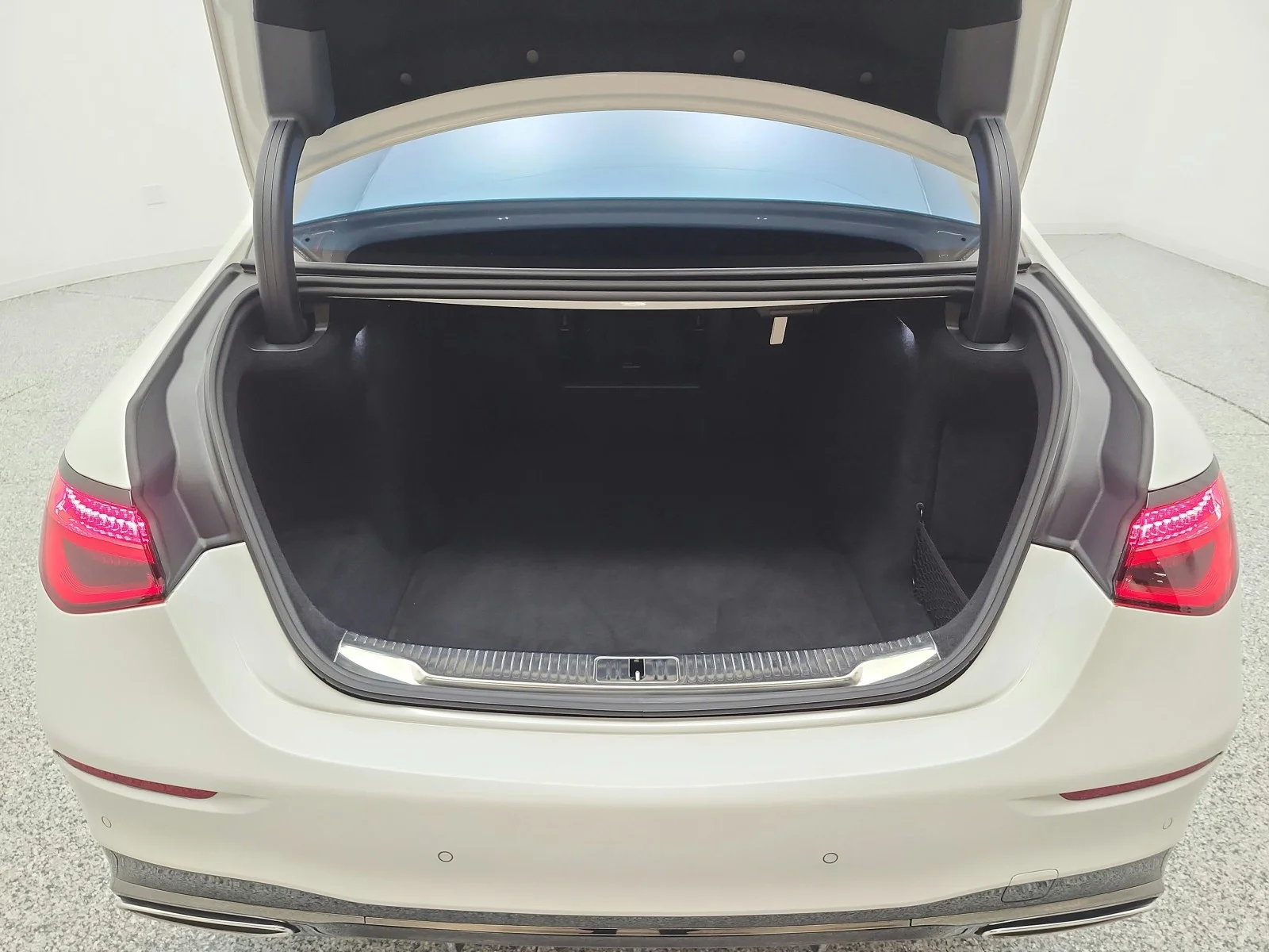 Used 2025 MANUFAKTUR Moonlight White Metallic Mercedes-Benz S 580 4MATIC® Sedan image 26
