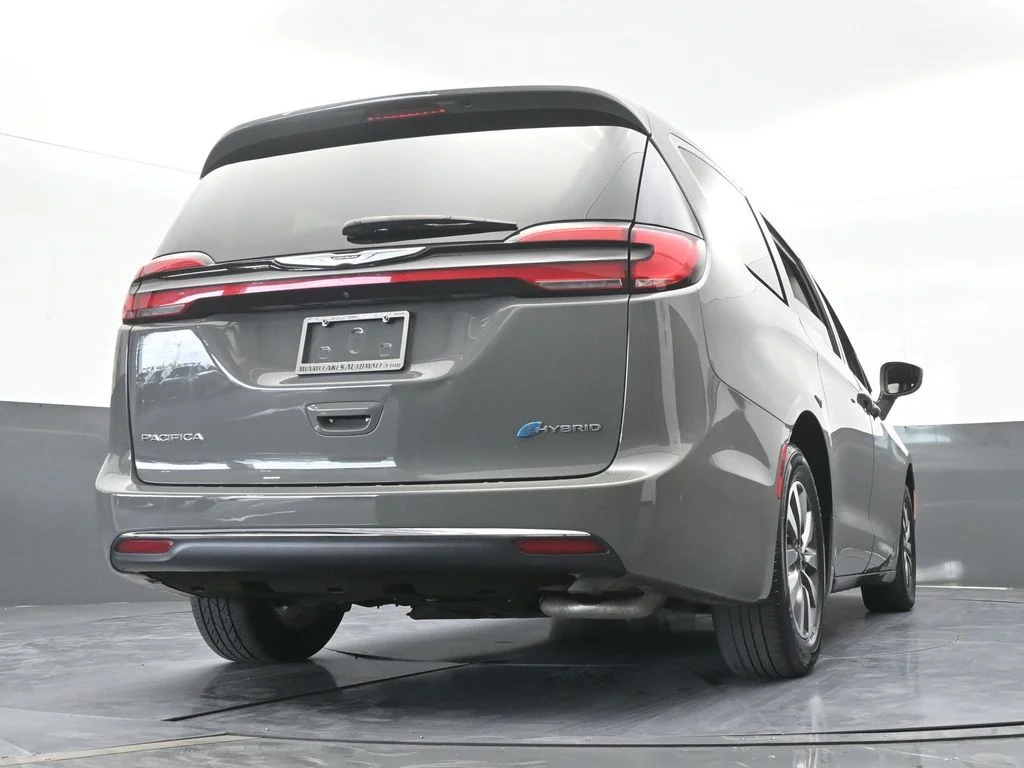 Used 2022 Ceramic Gray Clearcoat Chrysler Touring L image 63