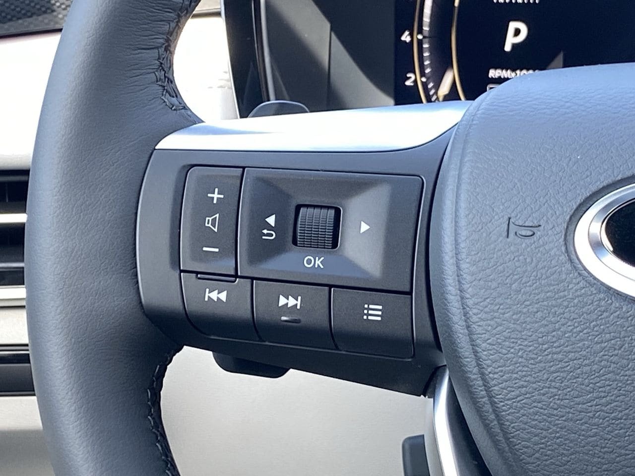 New 2027 2T RAD WHT INFINITI SPORT image 26
