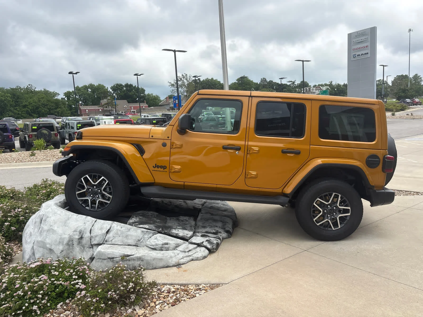 New 2026 Goldilocks Exterior Paint Jeep Sahara image 5