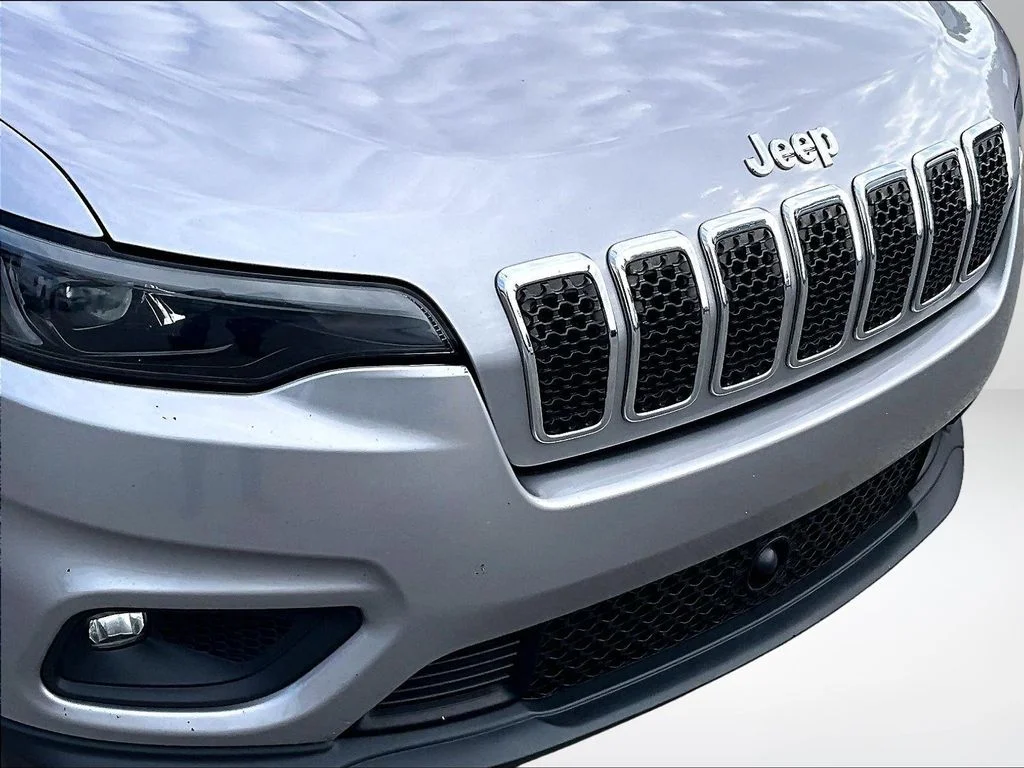 Used 2021 Silver Jeep Latitude Plus image 29