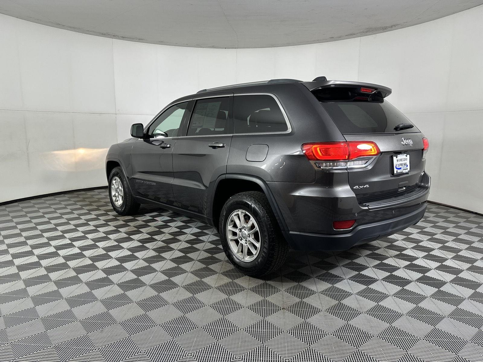 Used 2018 Granite Crystal Metallic Clearcoat Jeep Laredo E image 19