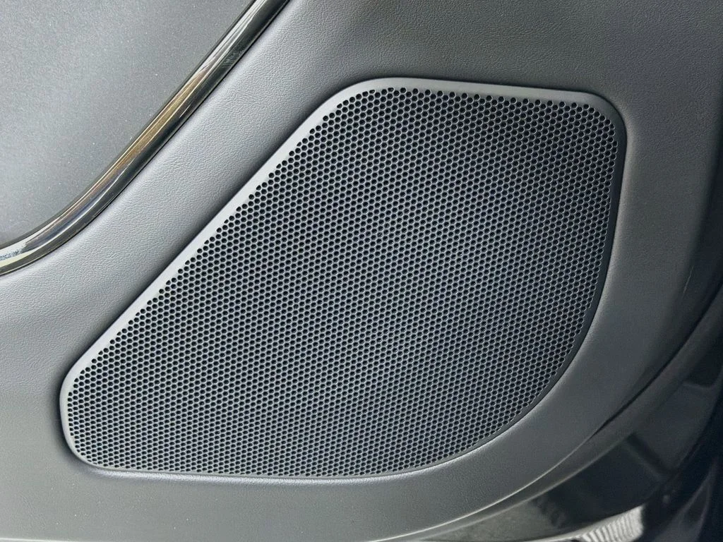 New 2027 Santorini Black Land Rover SE image 19