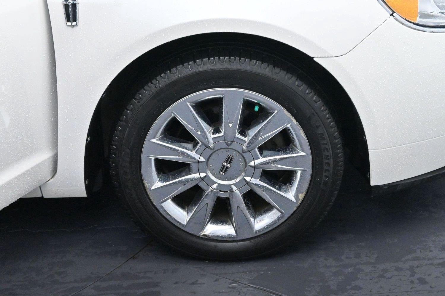 Used 2012 White Platinum Metallic Tricoat Lincoln 4dr Sdn FWD image 32