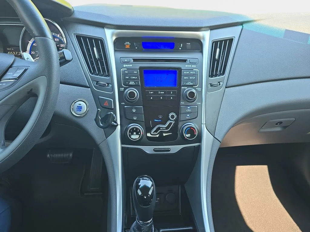 Used 2011 Silver Hyundai SE image 22