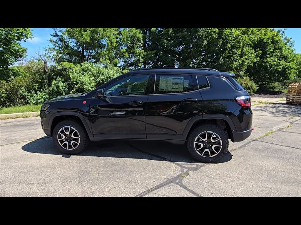 New 2026 Diamond Black Crystal Pearl-Coat Exterior Paint Jeep Trailhawk image 5