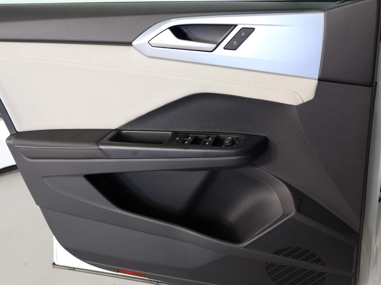 New 2026 Pure White Volkswagen SE 4Motion image 15