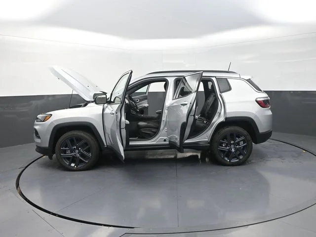 New 2026 Silver Zynith Metallic Clear-Coat Exterior Paint Jeep  image 36