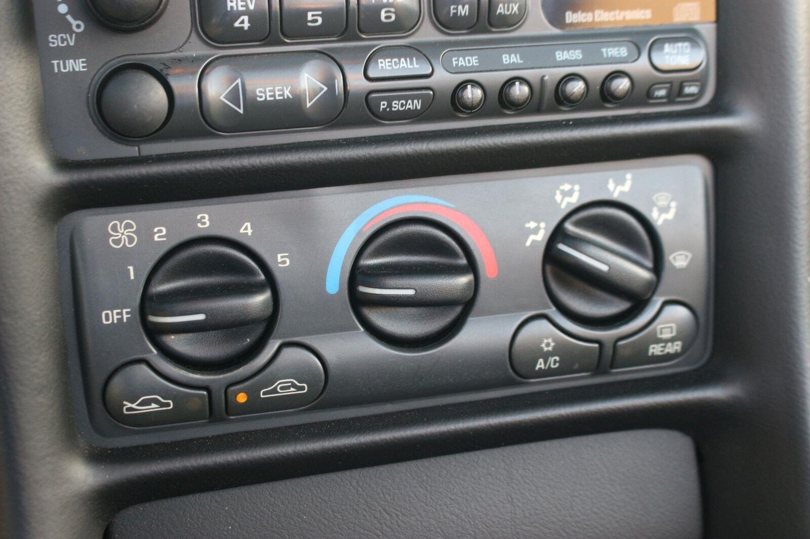 Used 2000 Bowling Green Metallic Chevrolet 2dr Convertible image 21