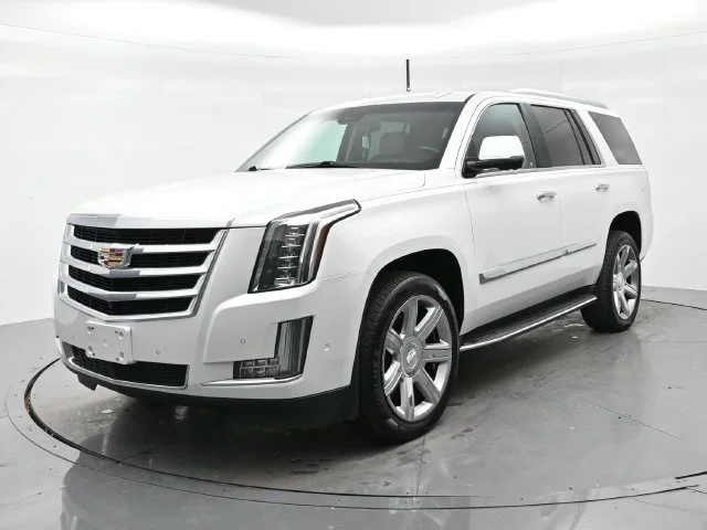 Used 2018 CRYSTAL WHITE TRICOAT Cadillac Luxury image 3